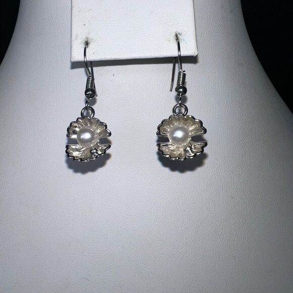 Silver Tone Clamshell with Pearl Dangle Earrings - Picture 3 of 6